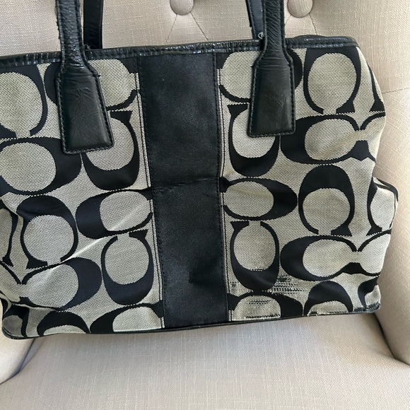 Coach Black and Cream Signature Shoulder Bag - Picture 2 of 15